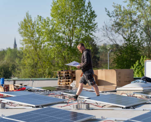 Gewerbliche-Solaranlage-Montage-Flachdach